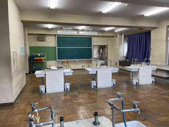 改修工事を待つ理科室