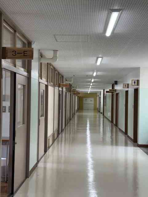 教室サインと廊下