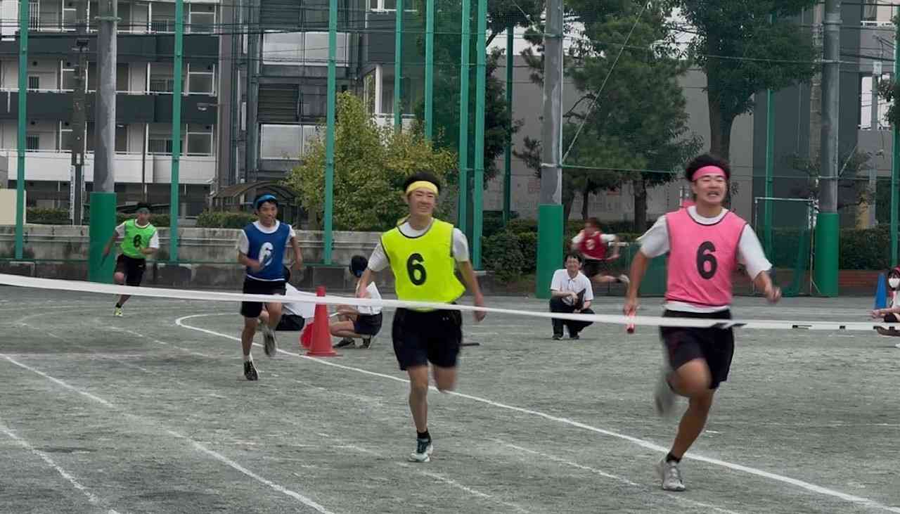 ９